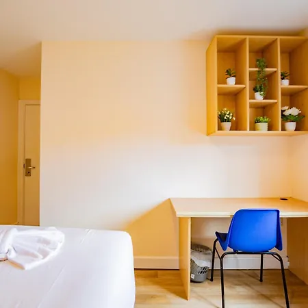 Spacious Group Base - 4 Bed شقة *