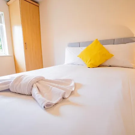 Spacious Group Base - 4 Bed *