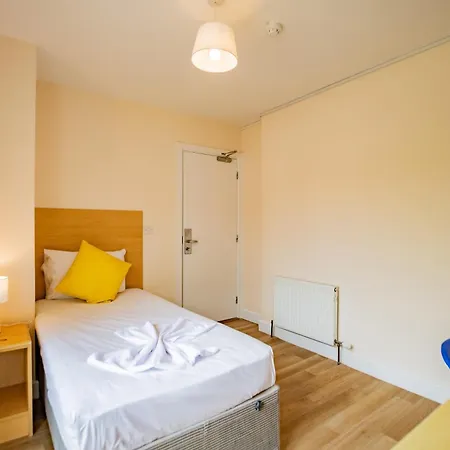Spacious Group Base - 4 Bed *