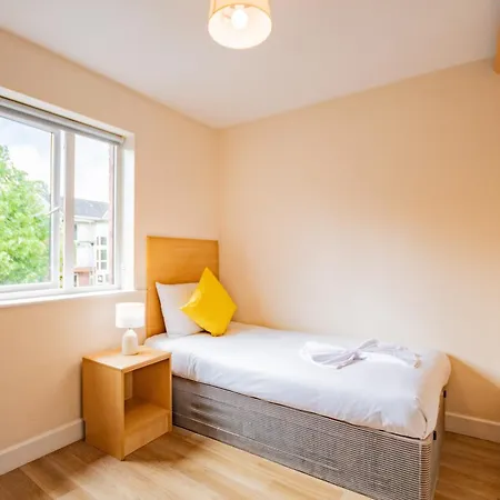 Spacious Group Base - 4 Bed شقة